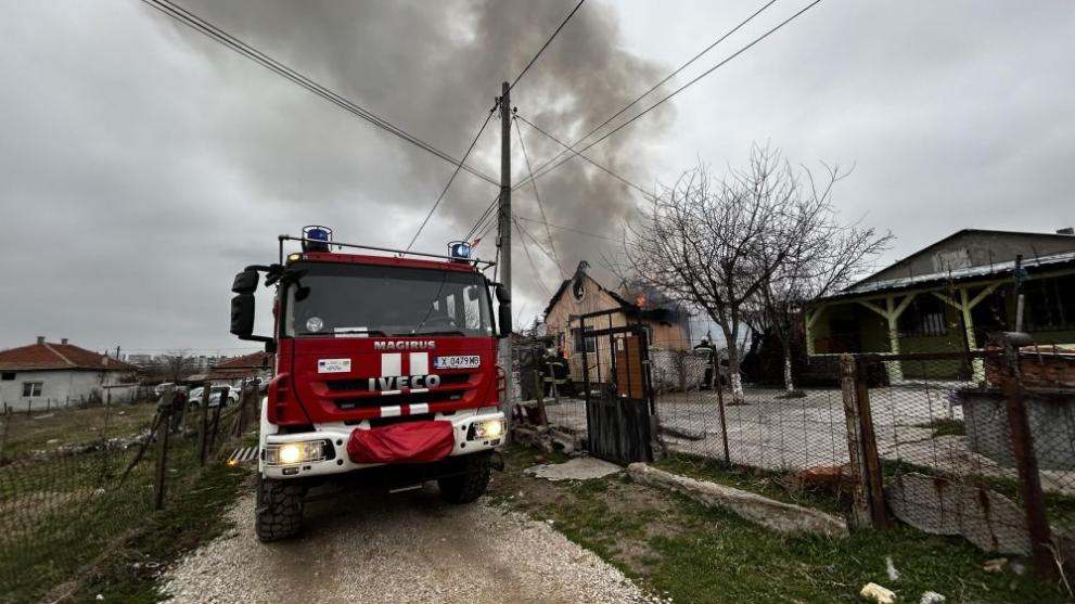 Къща на семейство с дете изгоря в Хасково тази сутрин.