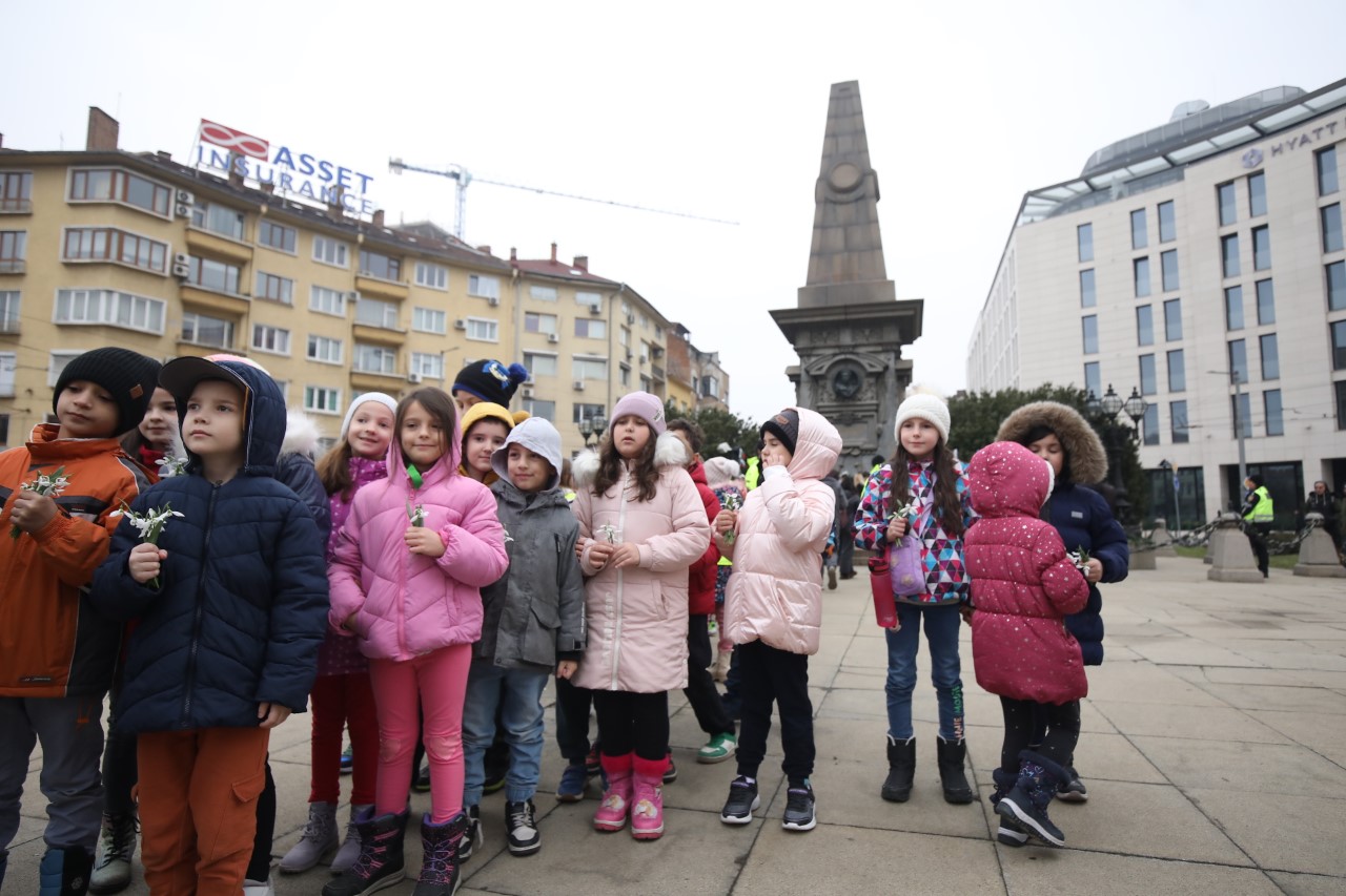 <p>България се прекланя пред паметта на Апостола. Днес се навършват 151 години от гибелта на Васил Левски. В десетки градове ще бъдат поднесени венци и цветя пред паметниците на националния герой.</p>