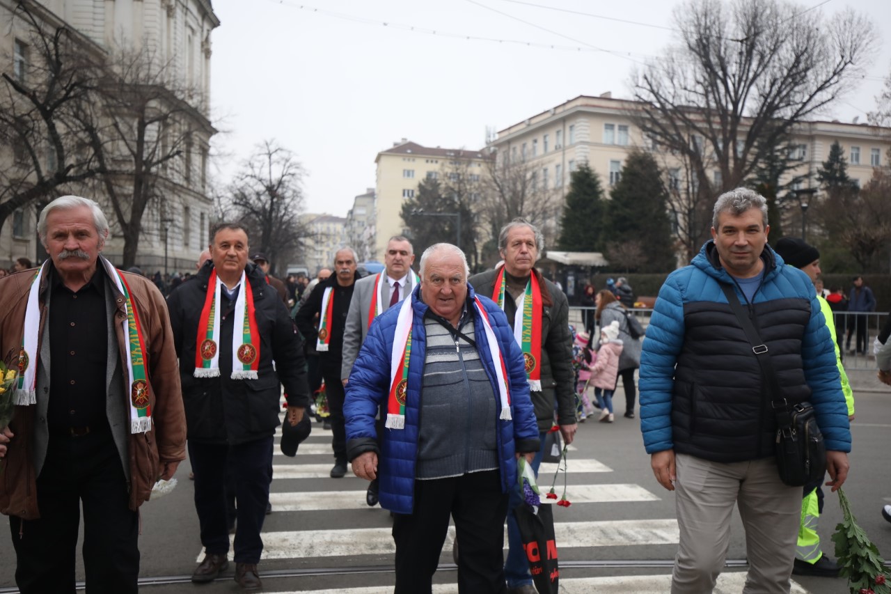 <p>България се прекланя пред паметта на Апостола. Днес се навършват 151 години от гибелта на Васил Левски. В десетки градове ще бъдат поднесени венци и цветя пред паметниците на националния герой.</p>