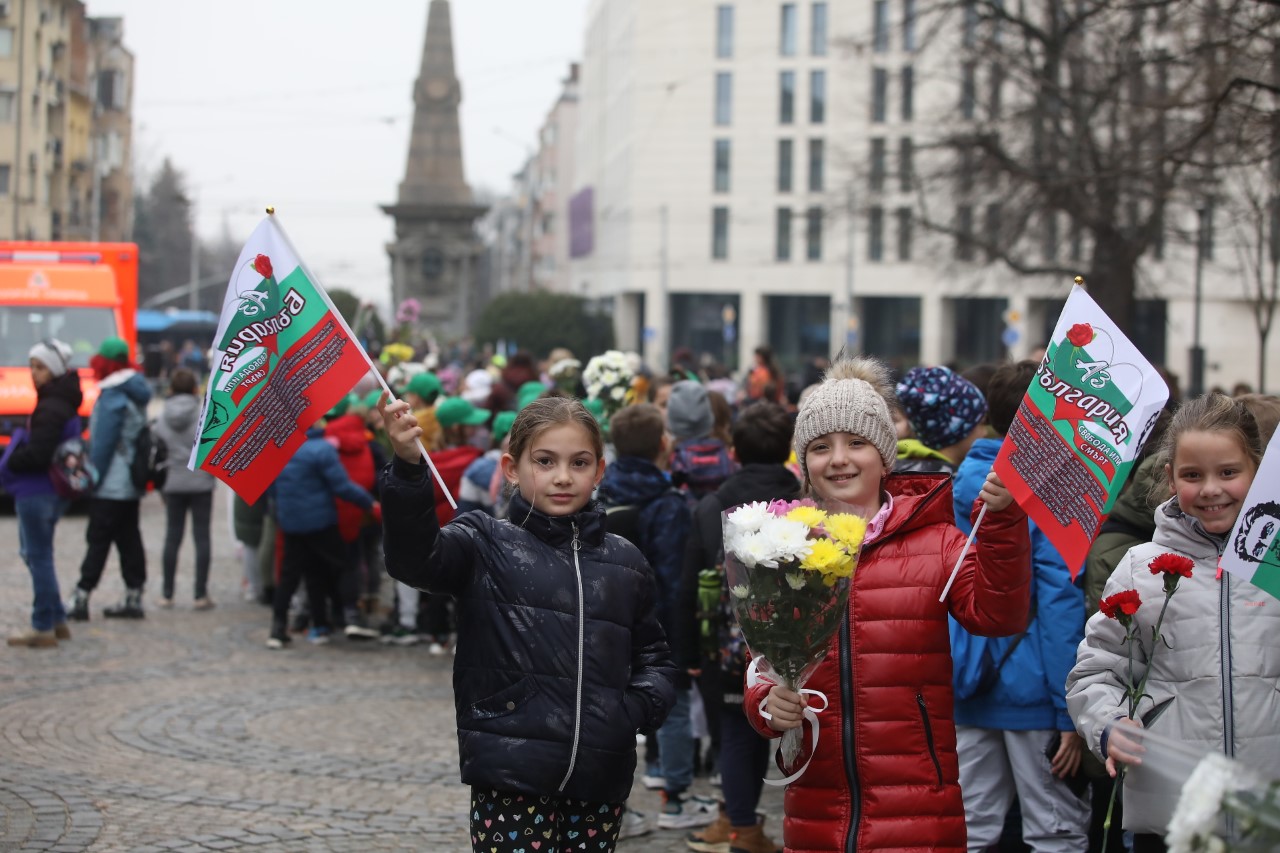 <p>България се прекланя пред паметта на Апостола. Днес се навършват 151 години от гибелта на Васил Левски. В десетки градове ще бъдат поднесени венци и цветя пред паметниците на националния герой.</p>