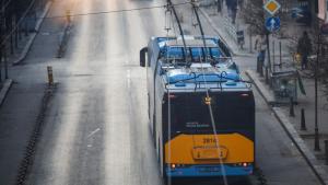 Две жени са пострадали при катастрофа между тролейбус и такси