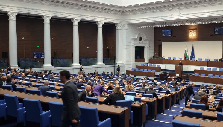 парламент -  Парламентът с извънредно заседание по тъмно