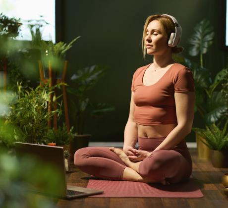 Йогата е древна практика която произхожда от Индия и съчетава