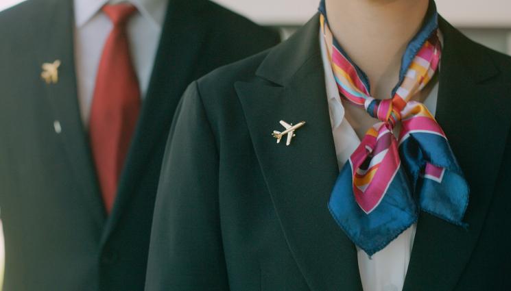 стюардеса - Ето защо стюардесите носят шал около врата си!