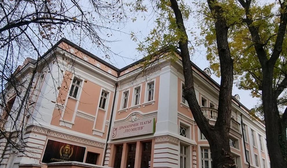 Снимка: Ремонтират емблематичната за Стара Загора сграда на Драматичен театър „Гео Милев“