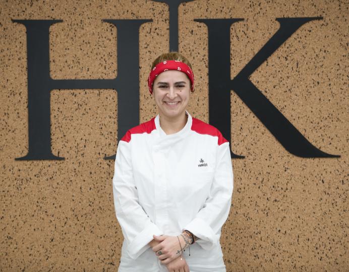 <p><strong>НИКОЛ</strong></p>

<p>Никол е един от най-опитните готвачи в сезон 6 на Hell&rsquo;s Kitchen. Тя е работила в един от 50-те най-добри ресторанти в света. Определя се като силен лидер. Завършила е в академия &ldquo;Льо Кордон Бльо&rdquo;. Живее в Испания и се е върнала в България специално заради кулинарното риалити.</p>