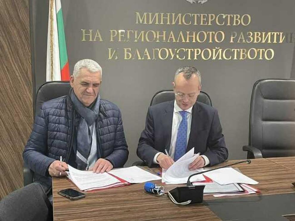 Снимка: Кметът на Благоевград подписа първите споразумения за 8 млн. лв. финансиране от държавния бюджет