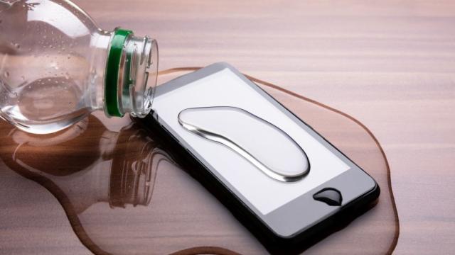 Не правете това, ако телефонът ви се намокри
