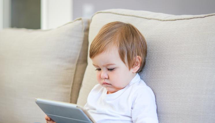 бебе таблет - Национално проучване показва: Бебета зяпат таблета по 3 часа на ден!