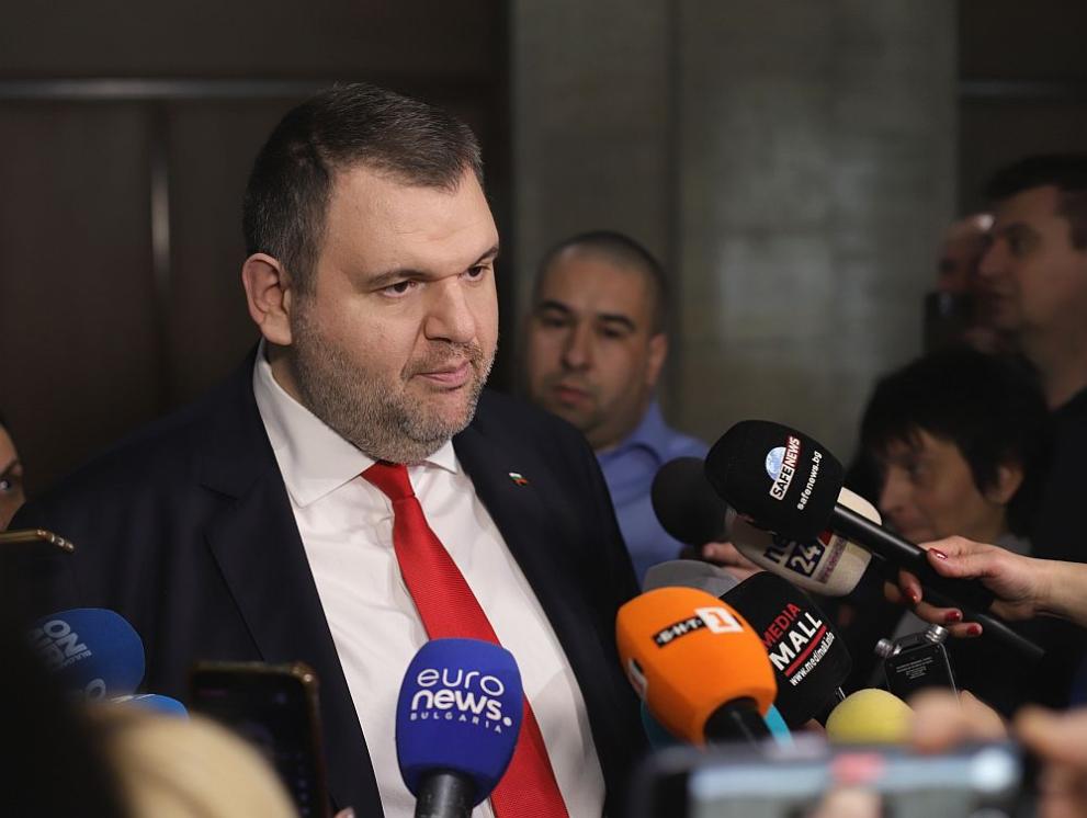 Той не може да прати едни бронетранспортьори няколко месеца. Работа,