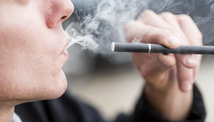 Електронни цигари - ЗА КОКОШКА НЯМА ПРОШКА: Родители го отнесоха жестоко заради деца пушачи!