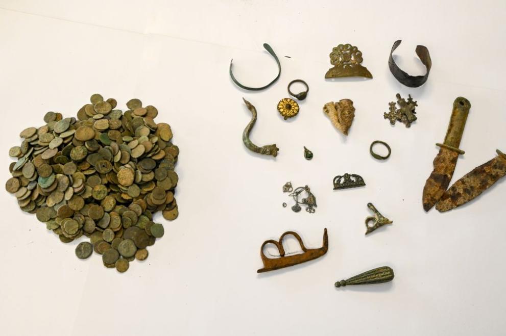Антични предмети, голяма част от които обект на трафик от