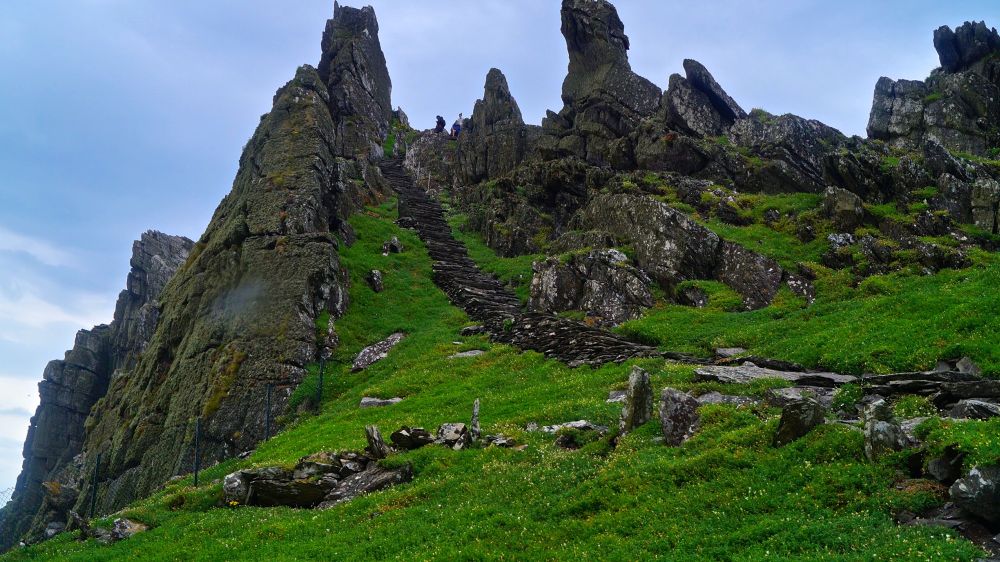 Slope Point - Нова Зеландия. Това е мистичен остров, който се намира на 8 мили от бреговете на Ирландия и се издига на повече от 700 фута над морското равнище. Група монаси се заселили там и построили манастир още през шести век, който съществува и до днес. Островът не само е красив, но е и място за снимане на филми, което можете да посетите. Феновете на 