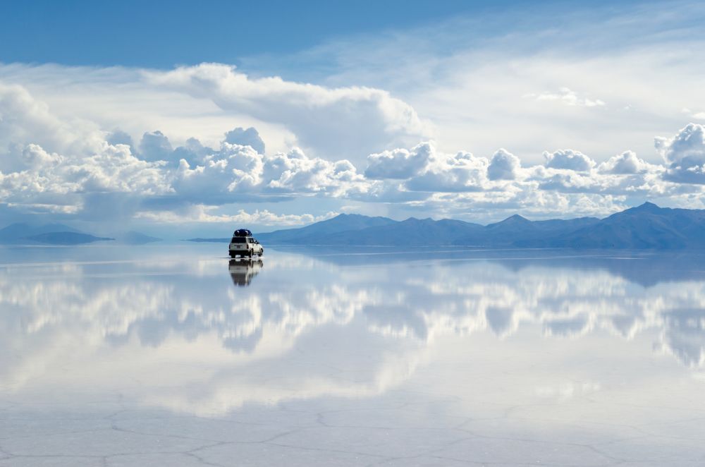 Най-голямата солна равнина в света. Салар де Уюни в Боливия, се простира на повече от 4000 квадратни мили. През сухия сезон равнината се украсява с очарователен модел от многоъгълни пукнатини, които приличат на подови плочки, което я прави едно от най-хипнотизиращите места на Земята