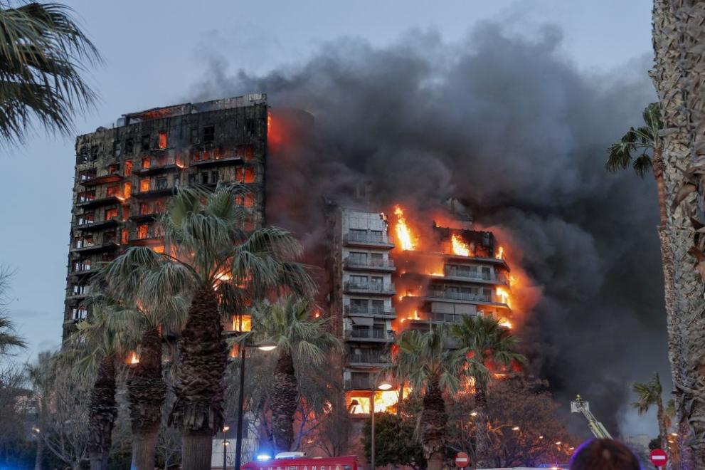 Пожар обхвана 14-етажен блок в квартал Кампанар във Валенсия. Огънят
