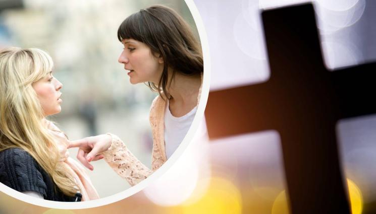 женски бой църква - НА ЦЪРКОВНА СЛУЖБА: Отчаяна съпруга отхапа челюстта на новата на мъжа си!