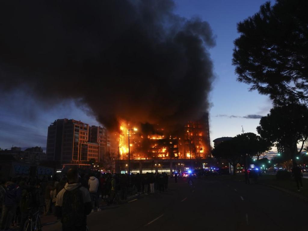 Най малко четири души загинаха и 14 бяха ранени при пожар