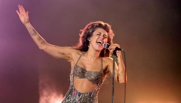 Майли Сайръс - САМО ПО БОЯ: Майли Сайръс се разсъблече! (СНИМКИ)