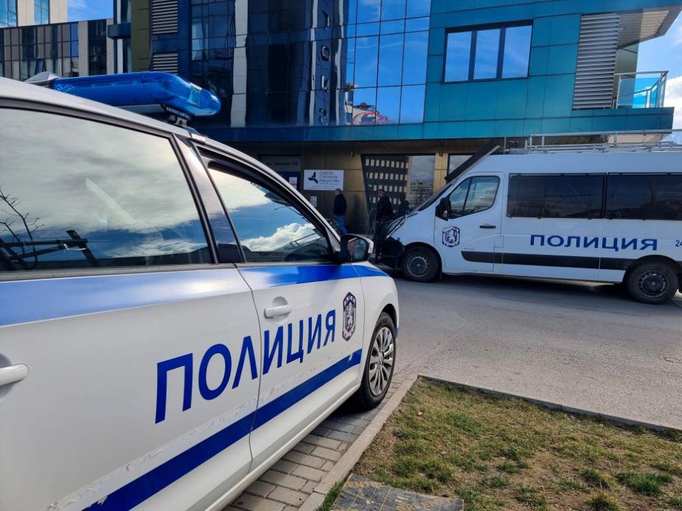 Служители на правоохранителните органи, маскирани с качулки, са влезли в