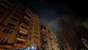 В град Днепър изпод развалините на многоетажна жилищна сграда ударена