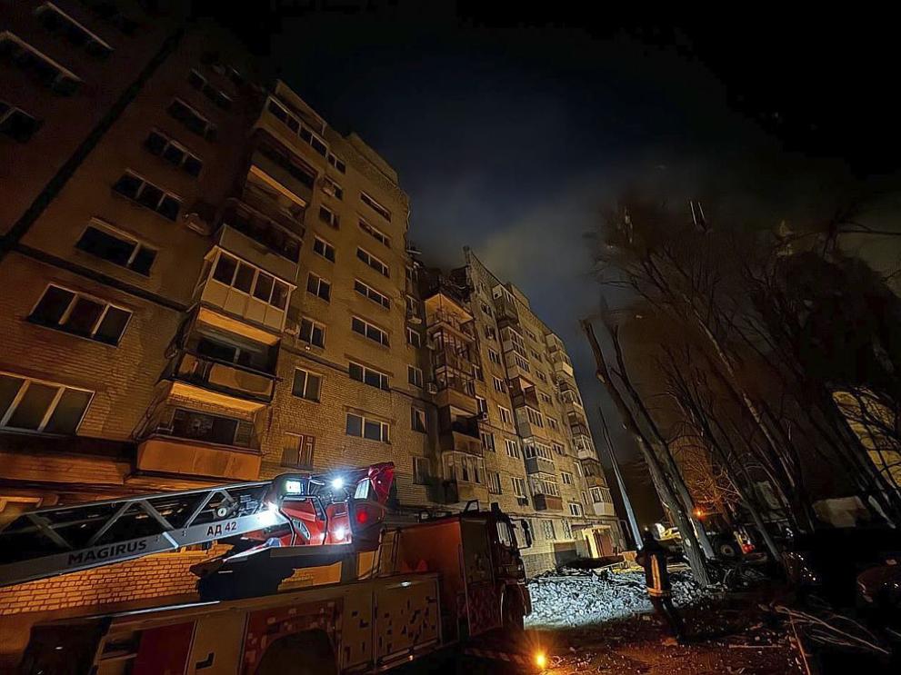 В град Днепър изпод развалините на многоетажна жилищна сграда, ударена