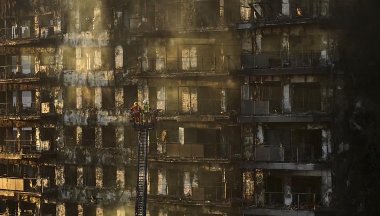 Валенсия пожар - ТРАГЕДИЯТА ВЪВ ВАЛЕНСИЯ: Семейство с малки дечица се задушава в банята, докато се сбогува с близките си по телефона