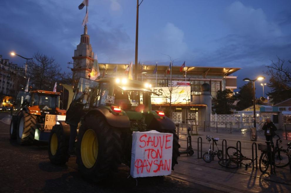 Френски земеделски производители нахлуха на изложбените площи на голямо селскостопанско