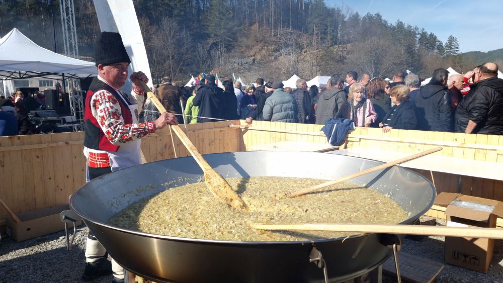 Празник на сланината и греяната ракия в Априлци