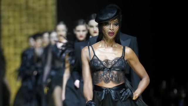 Горещо от модния подум: Наоми Кембъл е повече от секси за Dolce & Gabbana (ГАЛЕРИЯ)