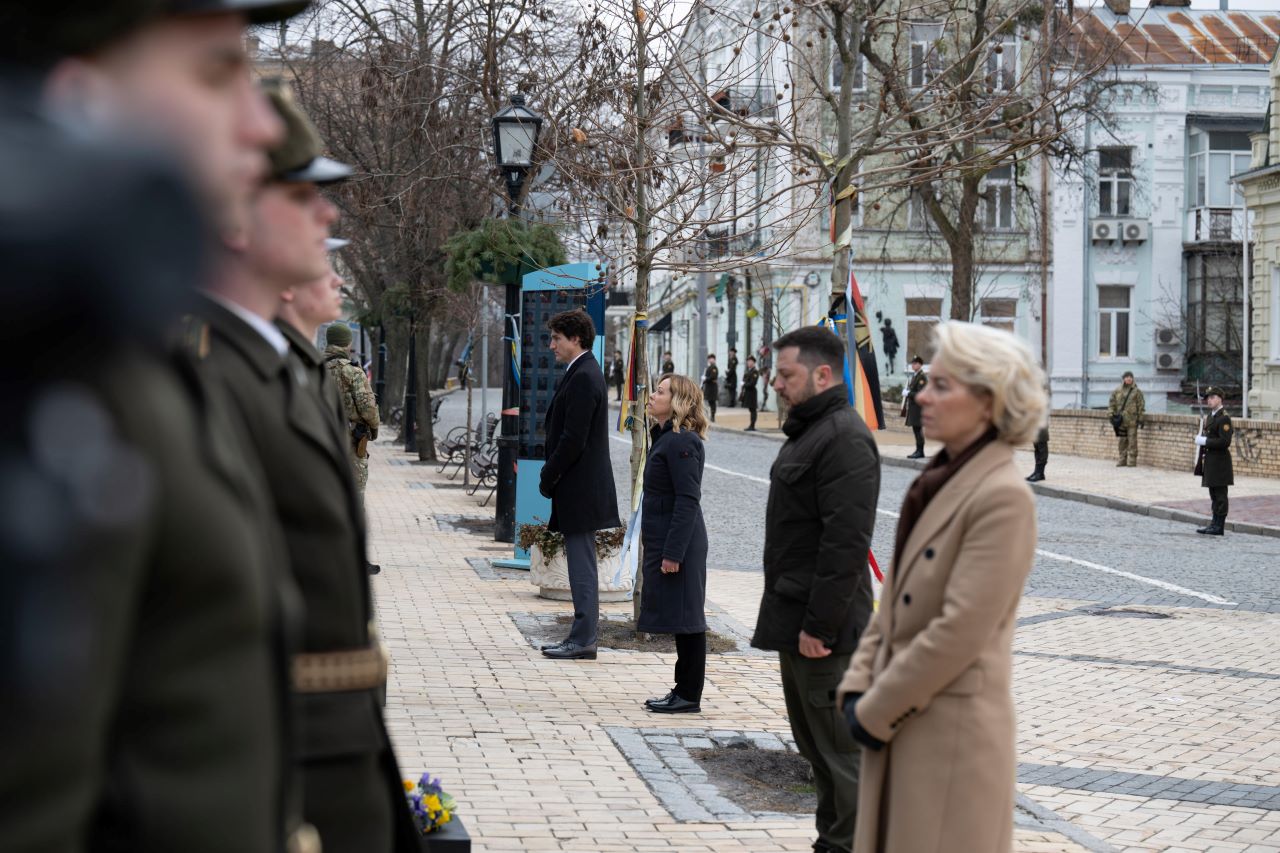 <p>Лидерите на страните от Г-7 заявиха днес, че ще подкрепят Украйна толкова дълго време, колкото е необходимо и че ще търсят начини, по които могат да накарат Русия да плати за вредите, които е причинила с нахлуването си на украинска територия, предаде Ройтерс.</p>