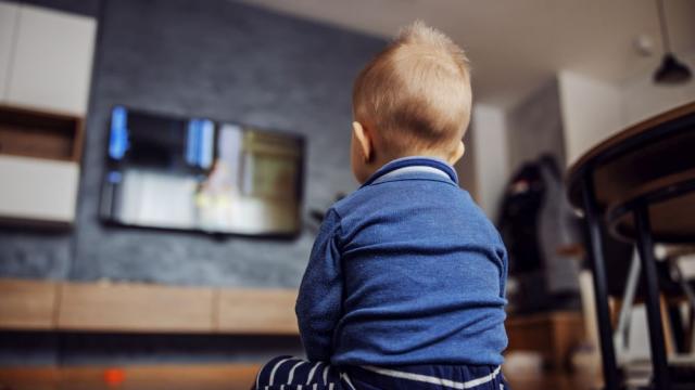 Деца пред екрана: Какво съветват експертите за безопасно гледане на телевизия от малчугани