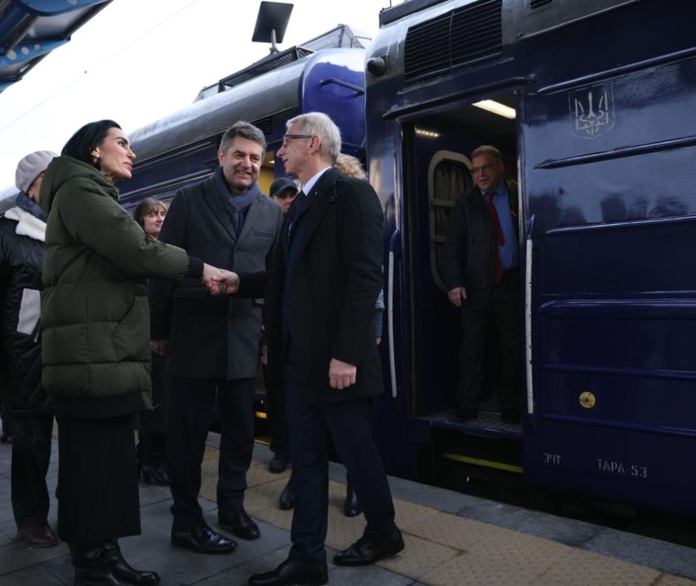 Премиерът Николай Денков пристигна с влак на посещение в Украйна.