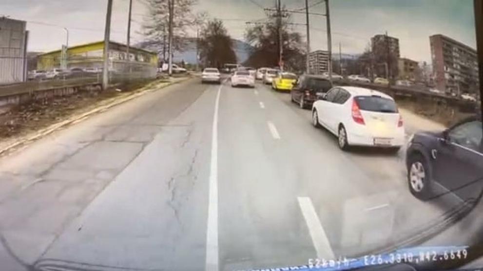 Снимка: Глобиха шофьор в Сливен, предприел опасно изпреварване на оживен булевард