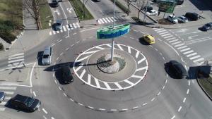 Ремонт на кръгово кръстовище в Шумен предизвика вълна от иронични
