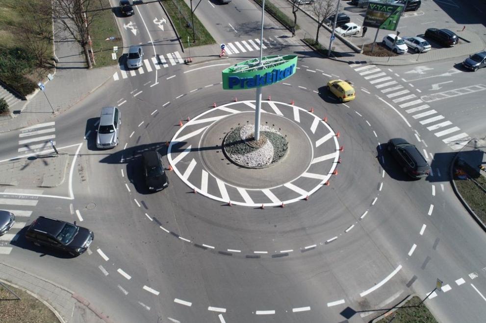 Снимка: Ремонт на кръгово кръстовище в Шумен предизвика вълна от възмущение