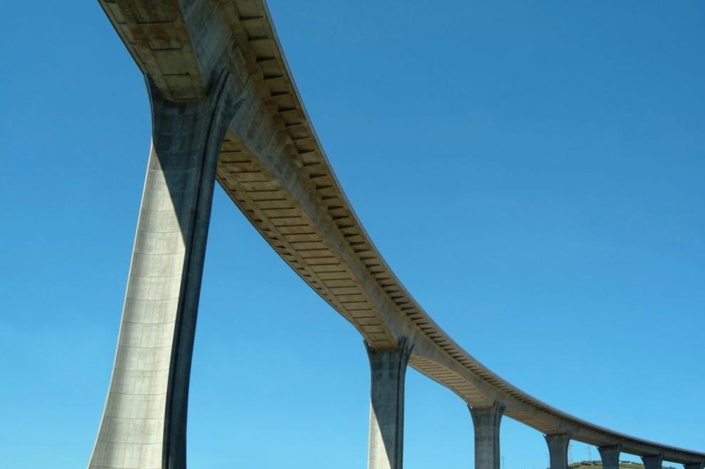 Снимка: Изграждане на незаконен мост върху дере в Благоевград предизвика спешна проверка