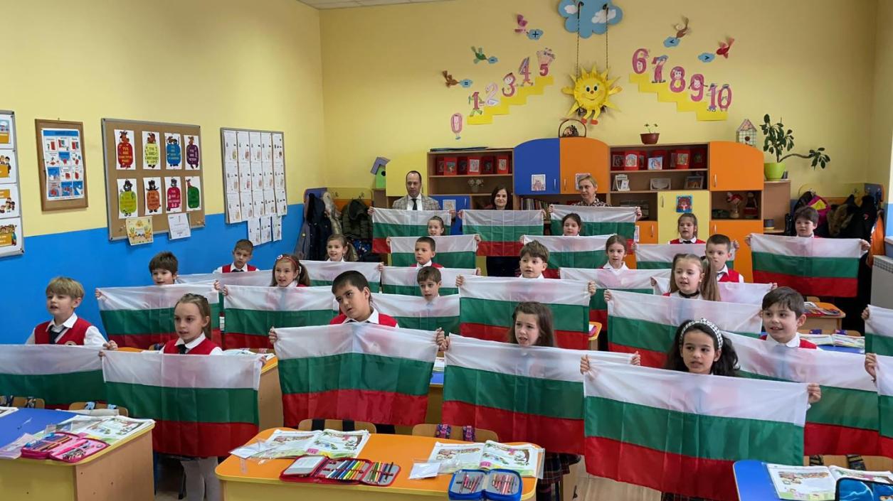Над 600 първокласници във Враца ще получат българското знаме