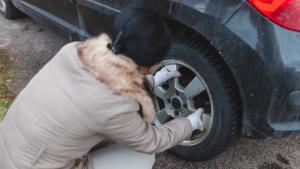 гума кола жена спукана гума