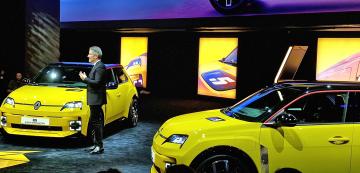 <p>Лука де Мео по време на представянето на Renault 5 на автосалона в Женева, 2024</p>