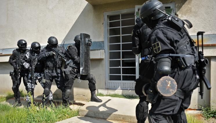 спецчасти - ФУРАЖКА ДО ФУРАЖКА: Спецакция в Шуменско!