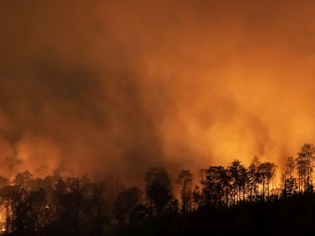 Големият пожар който избухна в склад за боеприпаси в Индонезия