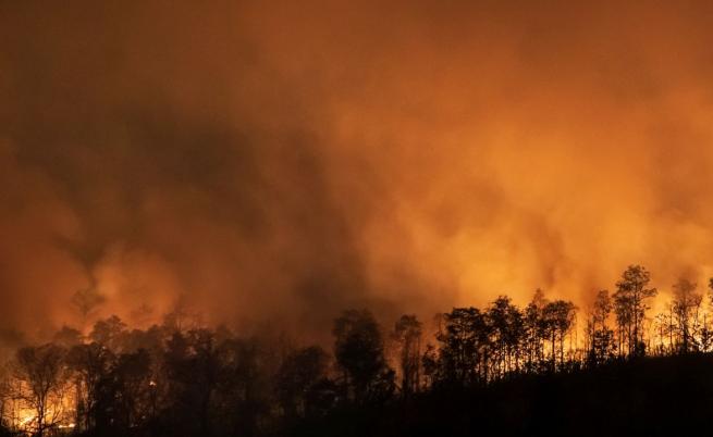 Потушиха огромен пожар в склад за боеприпаси в Индонезия