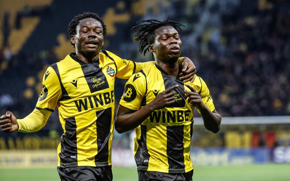 След половин час игра Укаки напредна отляво, успя да намери