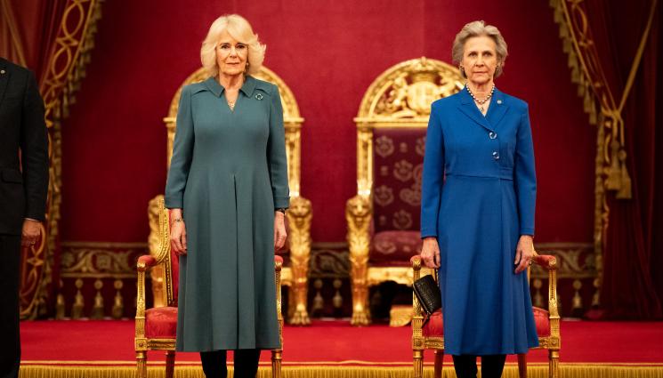 Камила Бригит - САМА НА ПАНГАРА: Камила изтупа стари роднини от нафталина