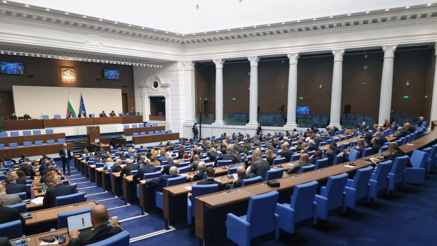 На първо четене: Приеха промени в Закона за българските лични документи