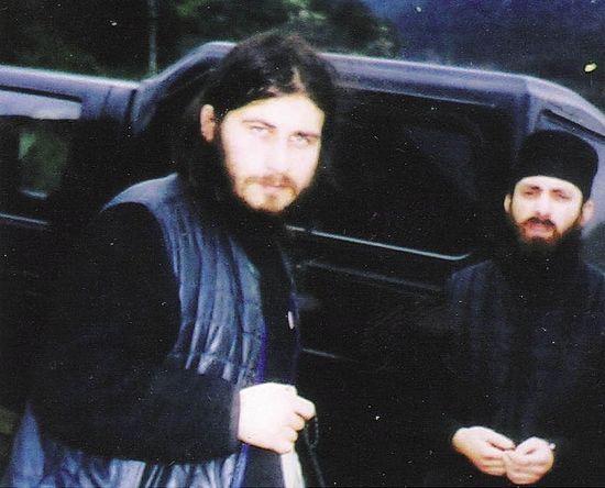  Бившият борец Тодор Джамбазов, вляво, приема монашеското име Антоний.