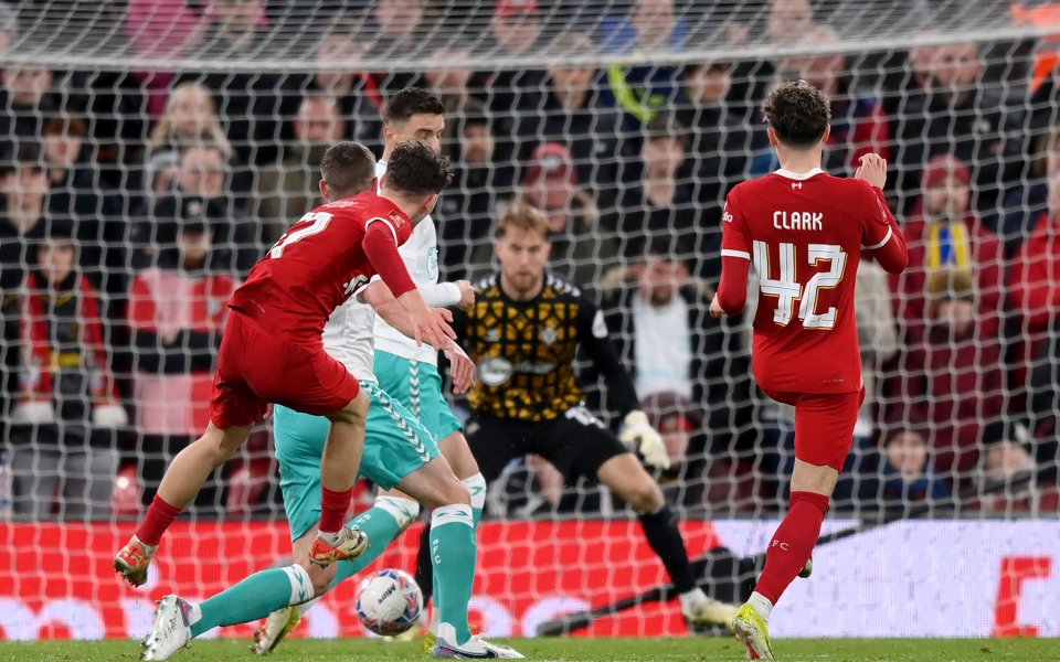 Отборите на Ливърпул и Саутхемптън играят при резултат 1:0 в мач