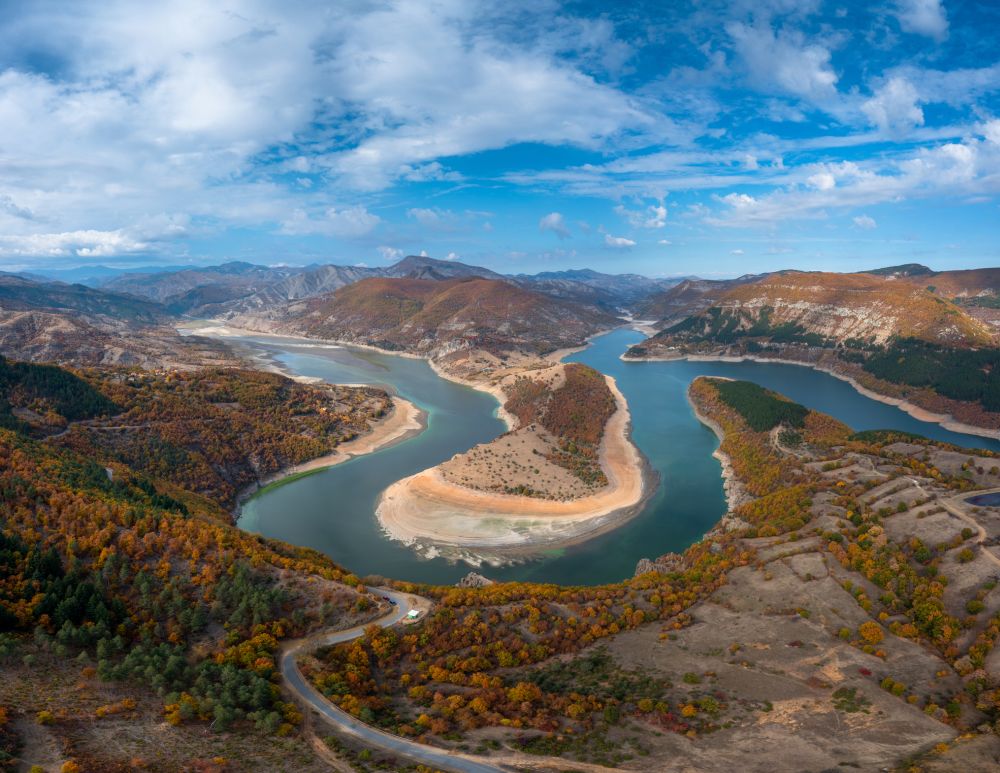 „Завоят“, наричан още „Подковата“ е най-забележителният меандър в язовир Кърджали. Уникалното явление се образува от различни притоци на язовира - от едната страна е река Арда, а от другата река Берковица, които се вливат наблизо.