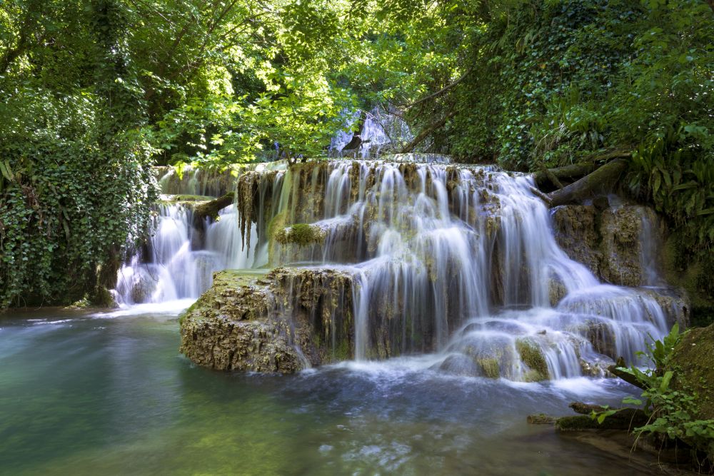 Изумрудените води на водопадите край ловешкото село Крушуна са великолепно творение на природата. Водопадите представляват дълга каскада, отделните стъпала на която са самите водопади. През 13-14 век на това място се е намирала Крушунската обител на монаси-исихасти, за което свидетелстват и запазените скални ниши и килии