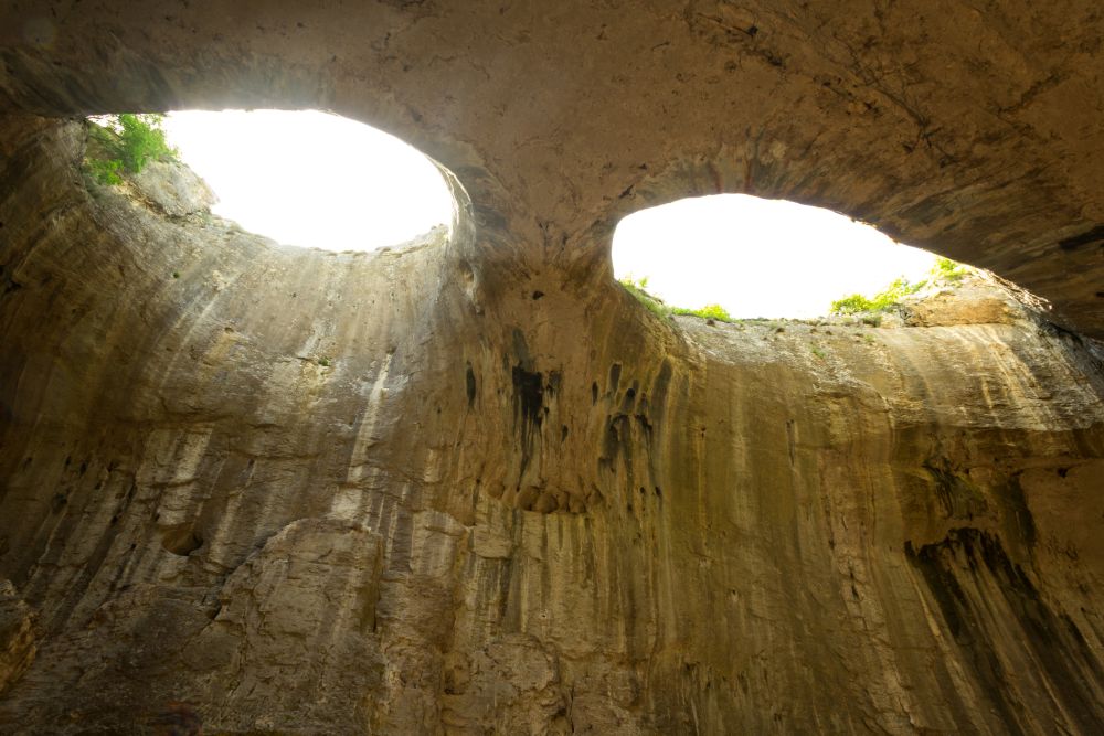 Пещерата е емблема на българската природа, а през 1962 г. е обявена за природна забележителност. Според археолозите в дълбока древност в нея са извършвани окултни ритуали. На 21 март, когато е пролетното равноденствие, през вътрешността на пещерата преминава слънчев лъч, който я огрява под специфичен ъгъл. Вследствие ерозията в тавана се е образувал внушителния феномен „О̀кната“ - два огромни, почти еднакви по големина отвора с формата на очи